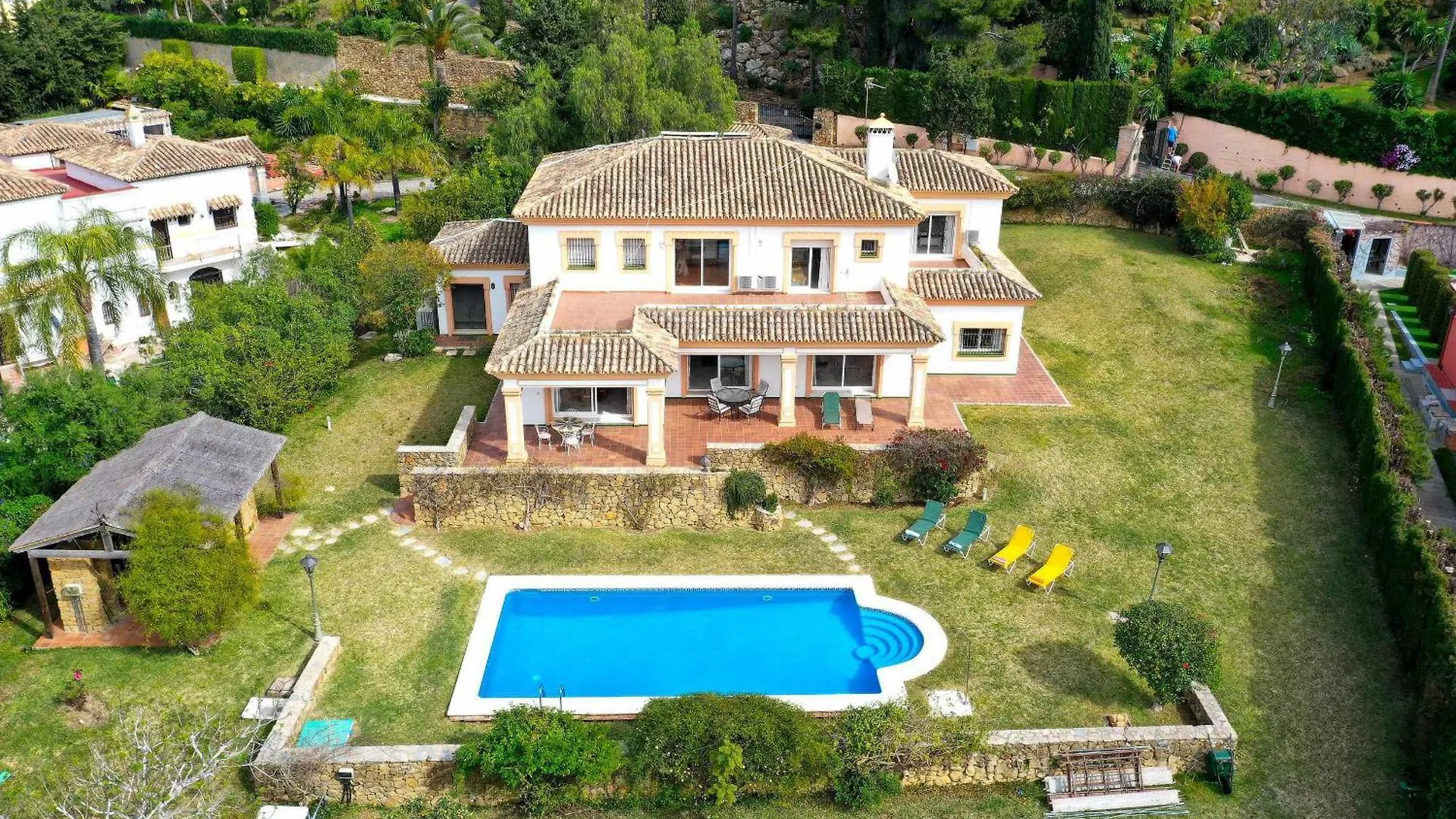 1175 Villa El Paraiso Estepona Spain